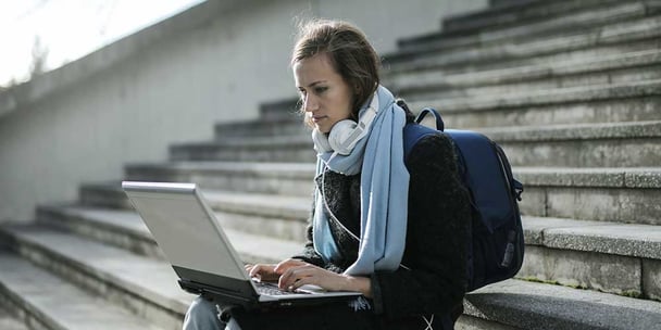 Etudiante sur son ordinateur