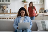 mamma che lavora al computer 