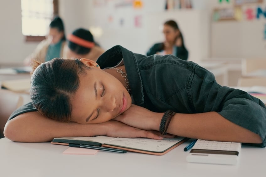 une jeune fille en decrochage scolaire demotivee en cours