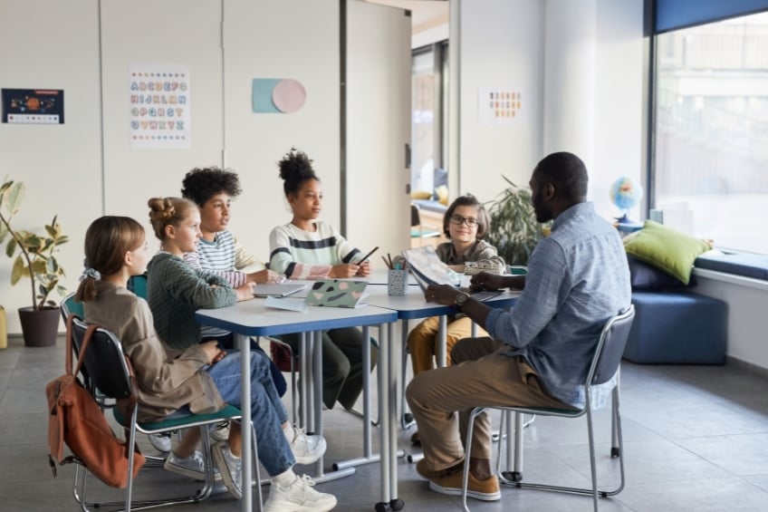 GoStudent - Un groupe de eleves avec un professeur particulier dans une salle de classe de centre de cours particuliers