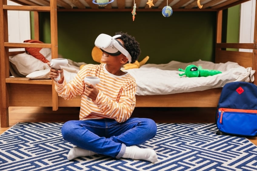 GoStudent - un jeune garçon jouant dans sa chambre avec un gadget de realite virtuelle