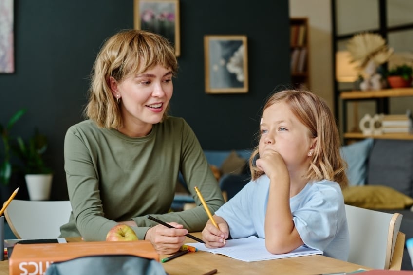 GoStudent vs Groupe Reussite - un professeure en cours particulier a domicile avec son eleve