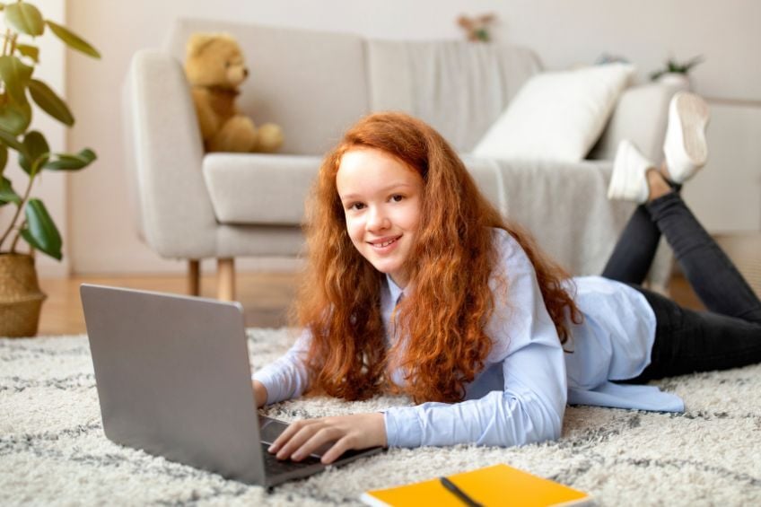 GoStudent vs SuperProf - une jeune fille suivant un cours particulier en ligne dans son salon
