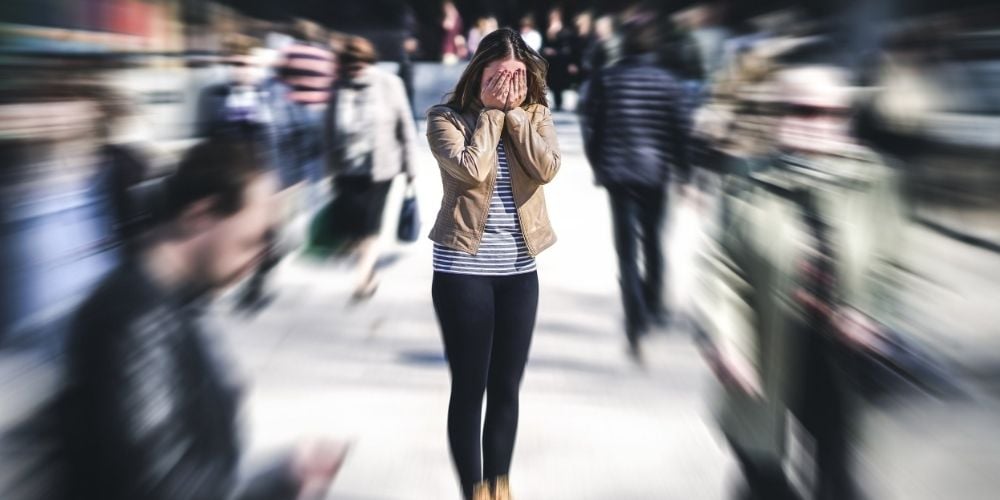 Agorafobia e attacchi di panico: la paura di sentirsi male fuori casa