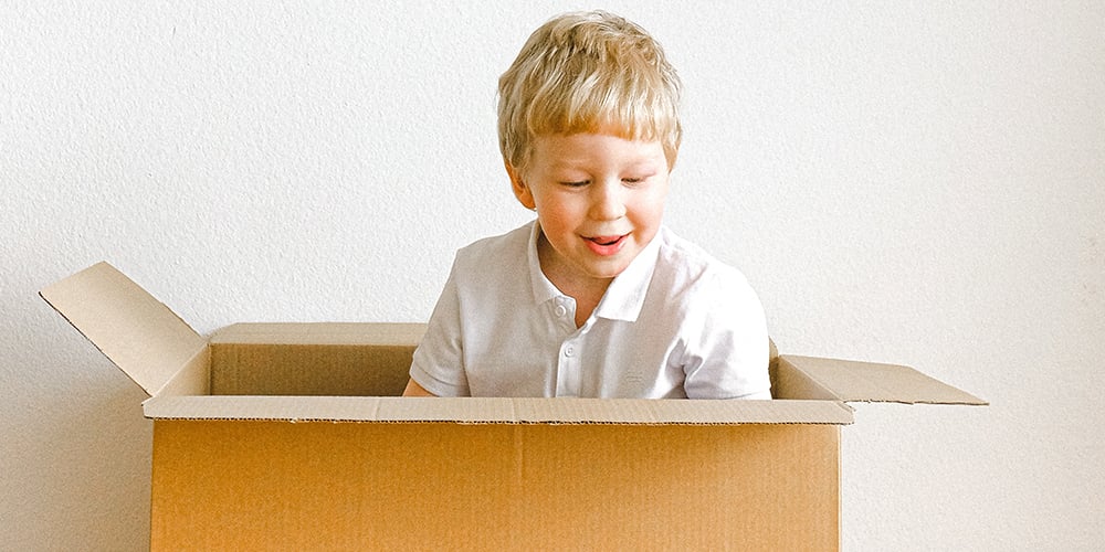 junge-sitzt-in-box