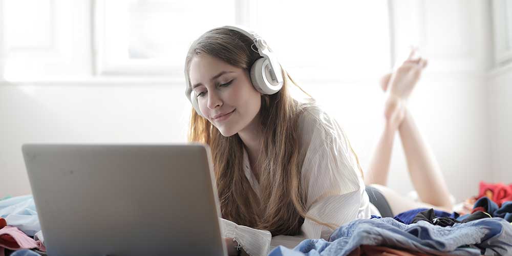 schuelerin-mit-computer
