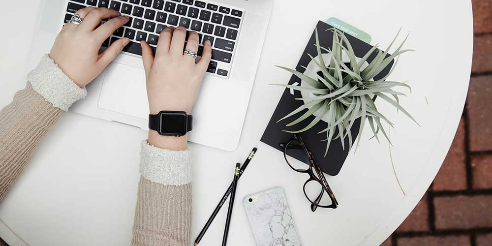 student-learns-online-at-home