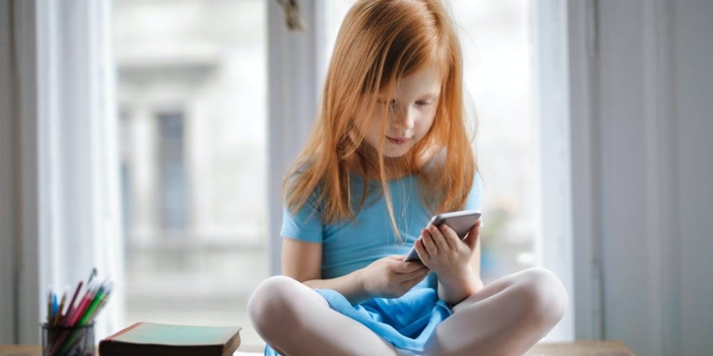 Enfant accro au téléphone