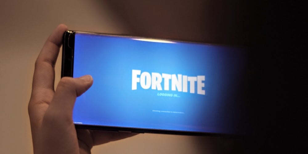 Enfant jouant à Fortnite sur smartphone