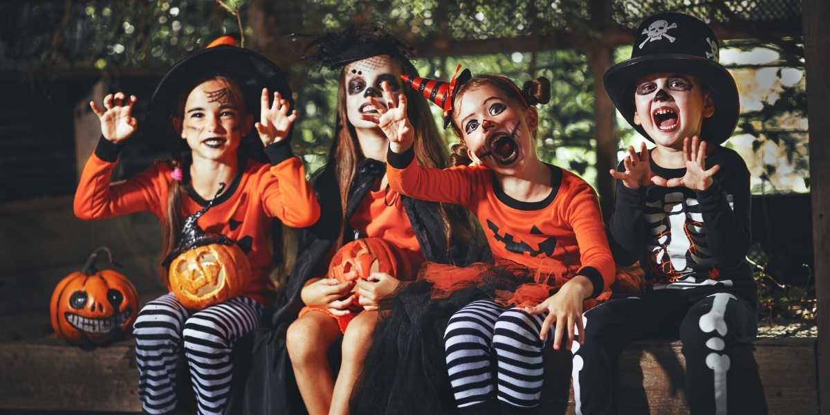 niños jugando a juegos en halloween