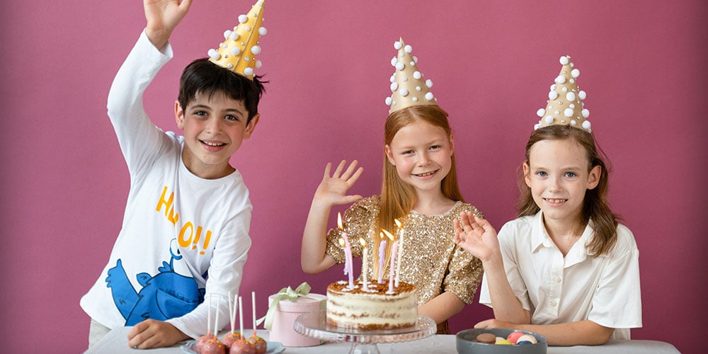 Kindergeburtstag feiern Spiele Kuchen Essen Deko