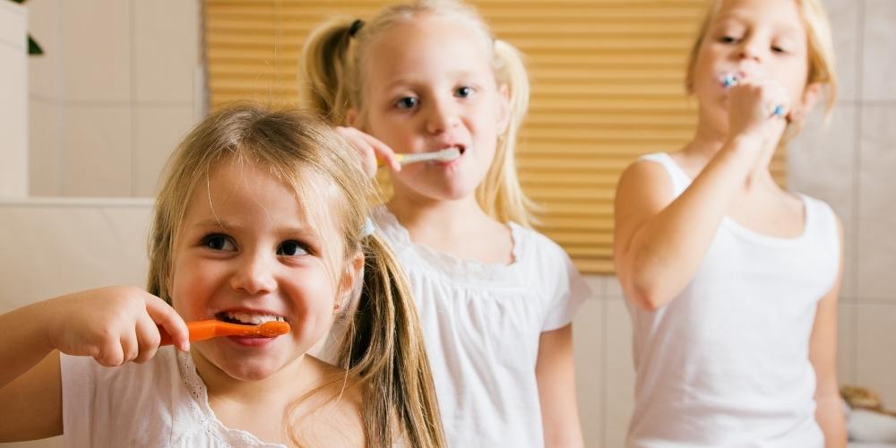 ninas-lavarse-los-dientes