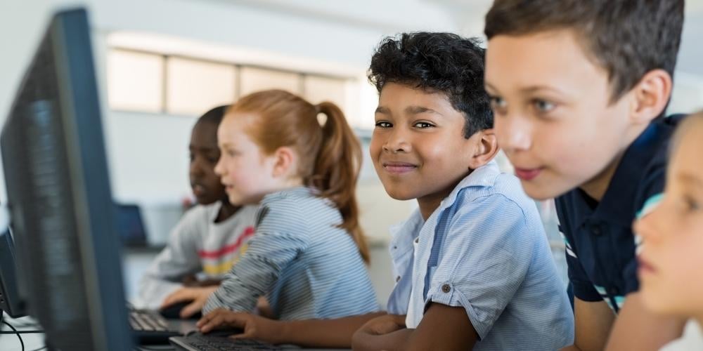 ninos-estudiando-google-classroom-clase-colegio-web