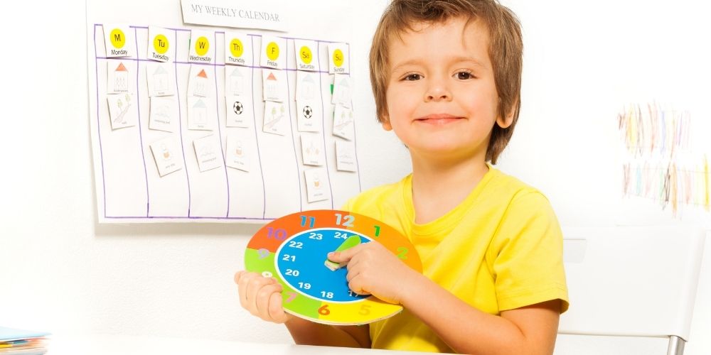 niño-usando-reloj-cambio-de-hora