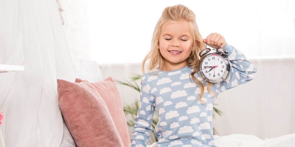 niña-aprendiendo-a-leer-la-hora-reloj