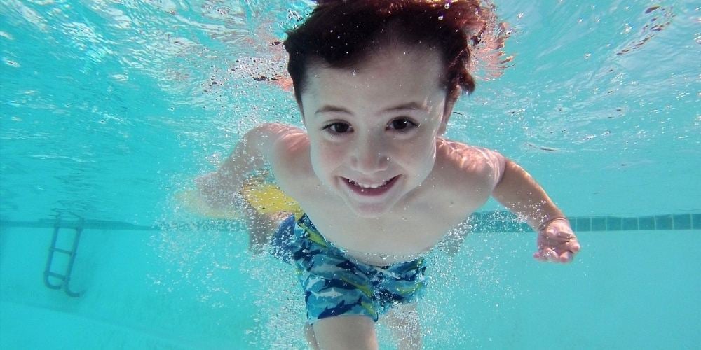 que-hacer-en-caso-de-ahogamiento-nino-nadando-piscina