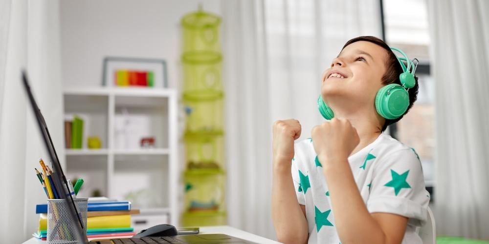ted-talks-para-ninos-nino-escuchando-video