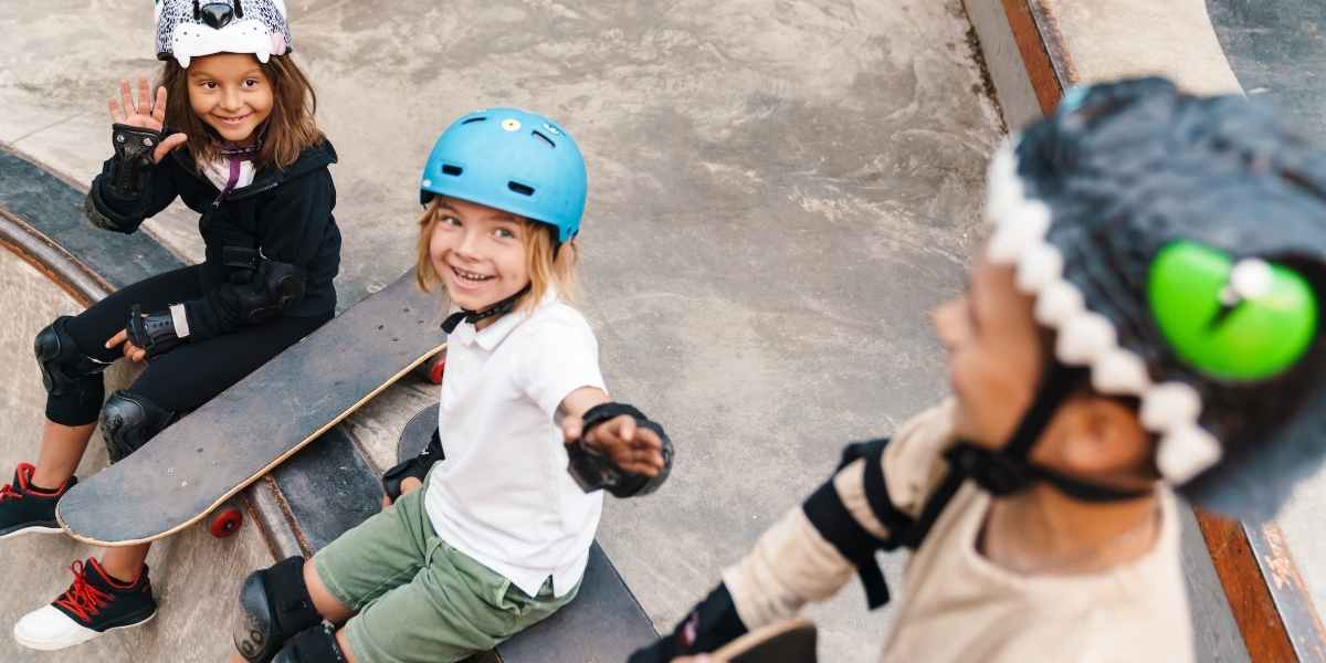 Enfants faisant du skateboard