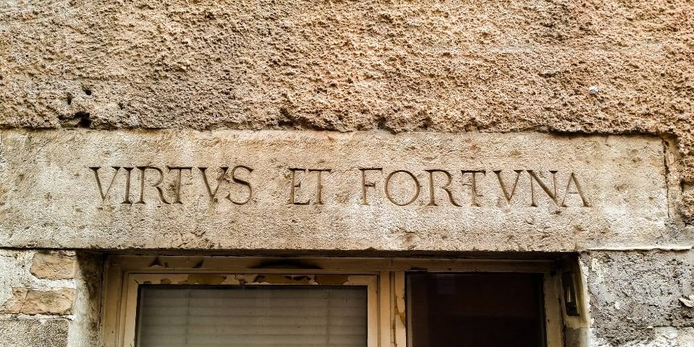 frases-en-latin-utiles-aprender-fortus-et-fortuna