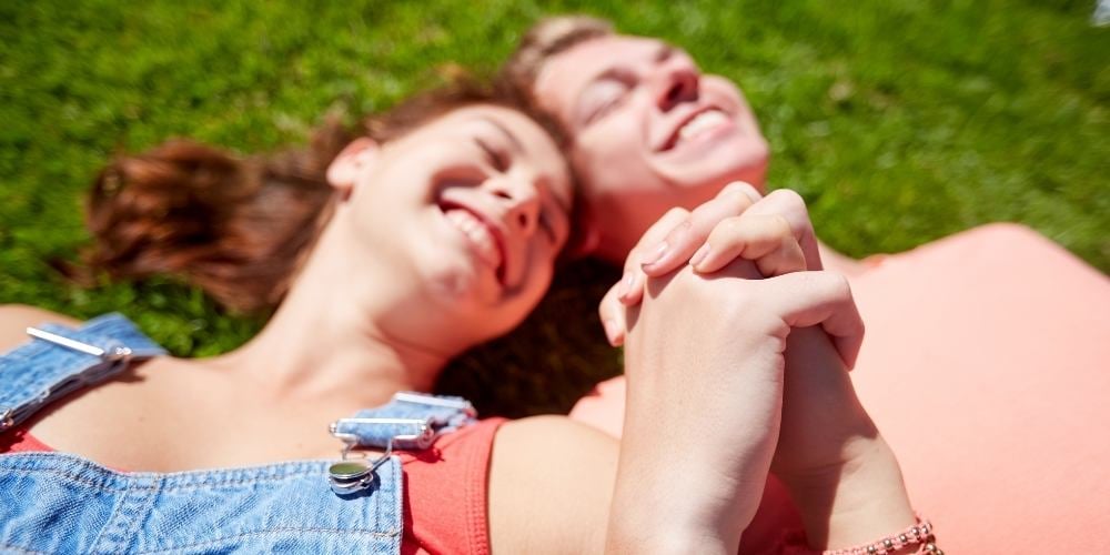 enamoramiento-cerebro-pareja-de-adolescentes-enamorados-amor