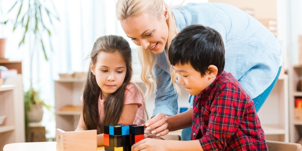 colegios-montessori-espana-juego-de-madera-montessori