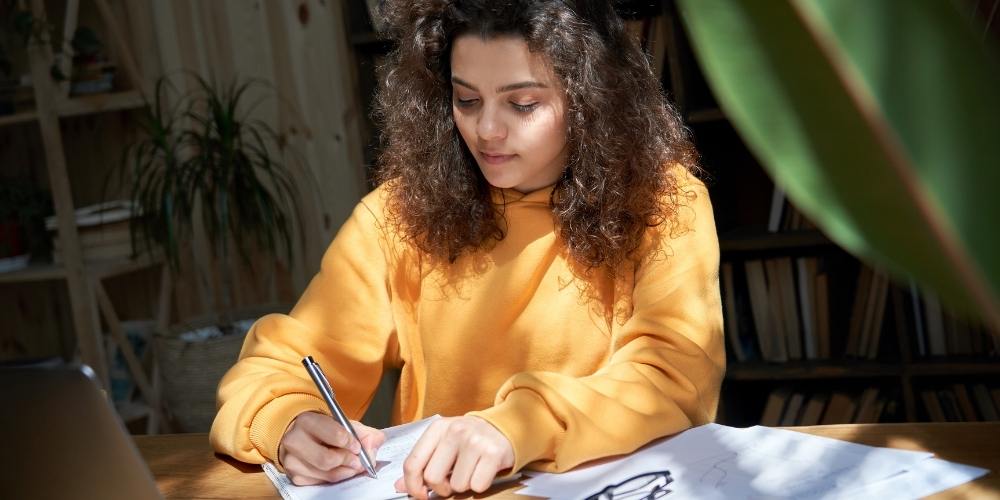 zoana-de-estudio-en-casa-estudiante-haciendo-deberes-amarillo