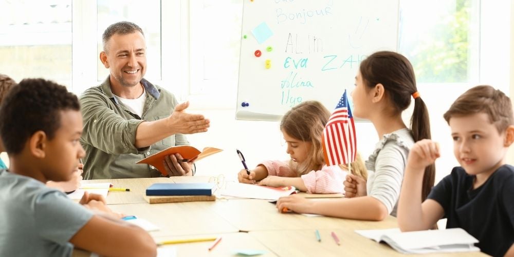 profesor-ensenando-ingles-present-simple-present-continuos