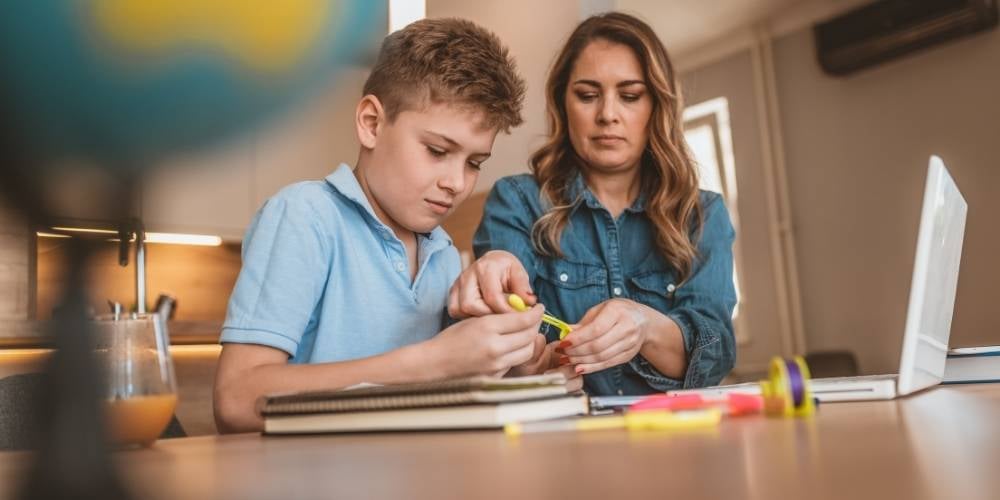 nino-estudiando-con-ordenador-usando-canales-de-youtube-educativos-para-ninos