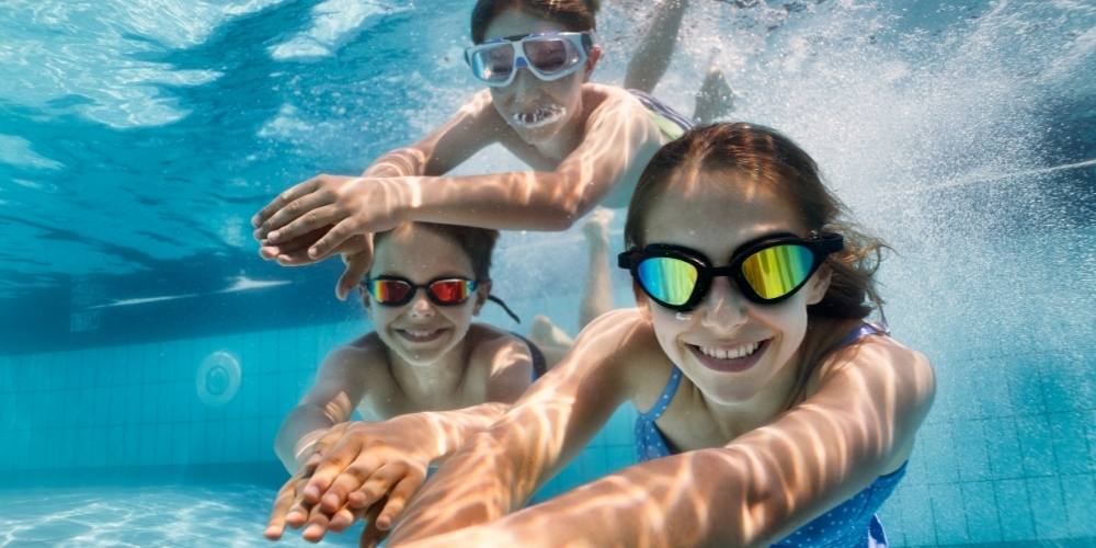 natacion-en-infancia-ninos-nadando