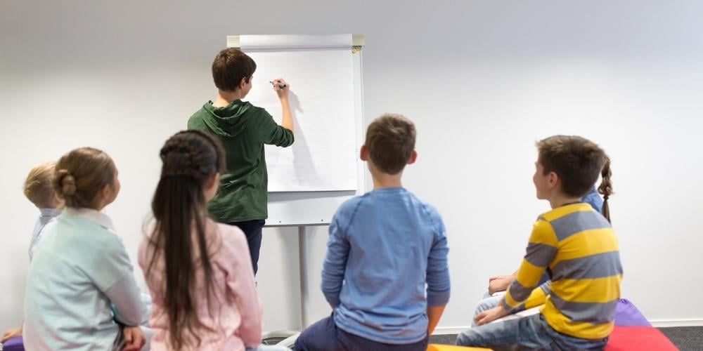 estudiantes-haciendo-sintaxis-aprendiendo-a-analizar-sintacticamente