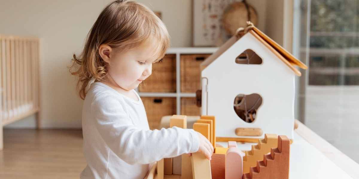 Jeux en bois avec un enfant