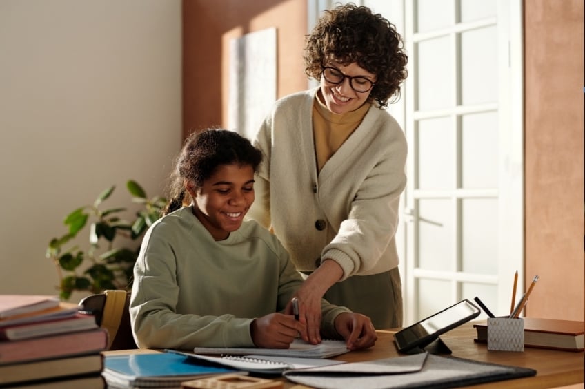 Professeure particulier avec son eleve en cours a domicile