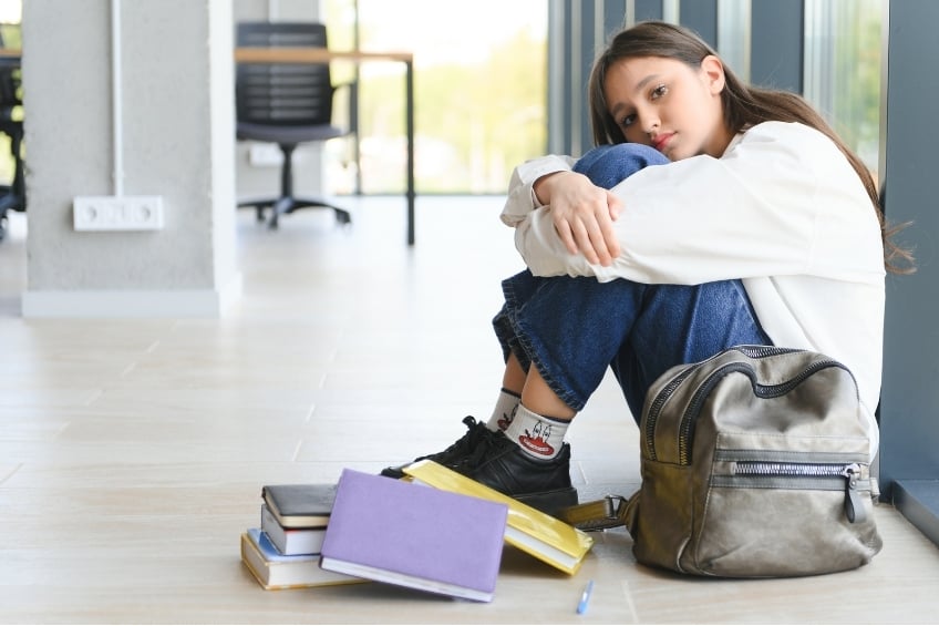 Statistiques sur la motivation scolaire - une jeune fille assise par terre demotivee