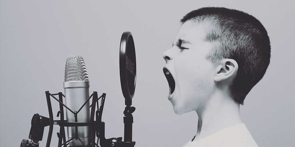 aider-un-enfant-qui-parle-trop