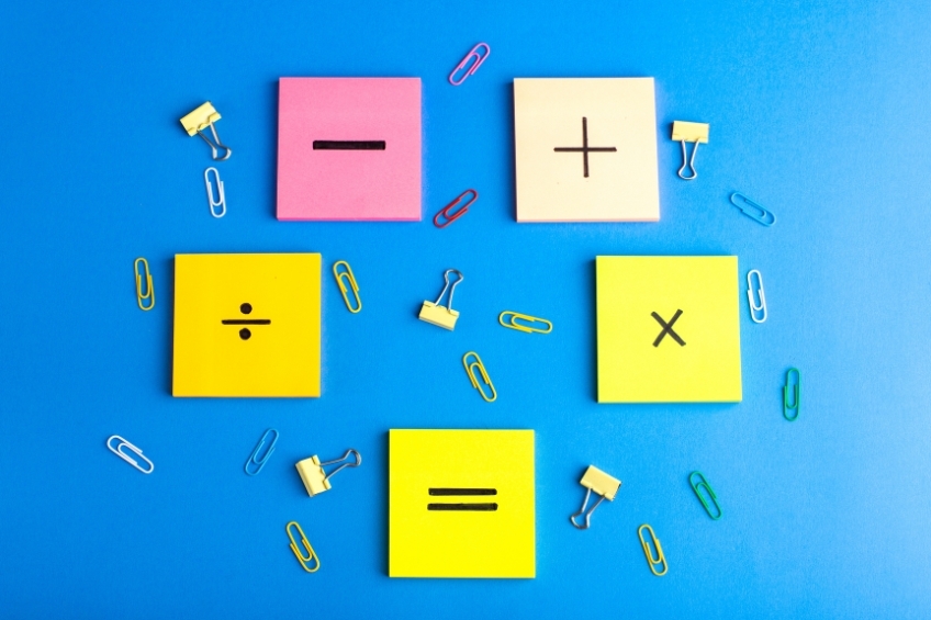 des blocs de notes avec des symboles mathematiques sur un fond bleu