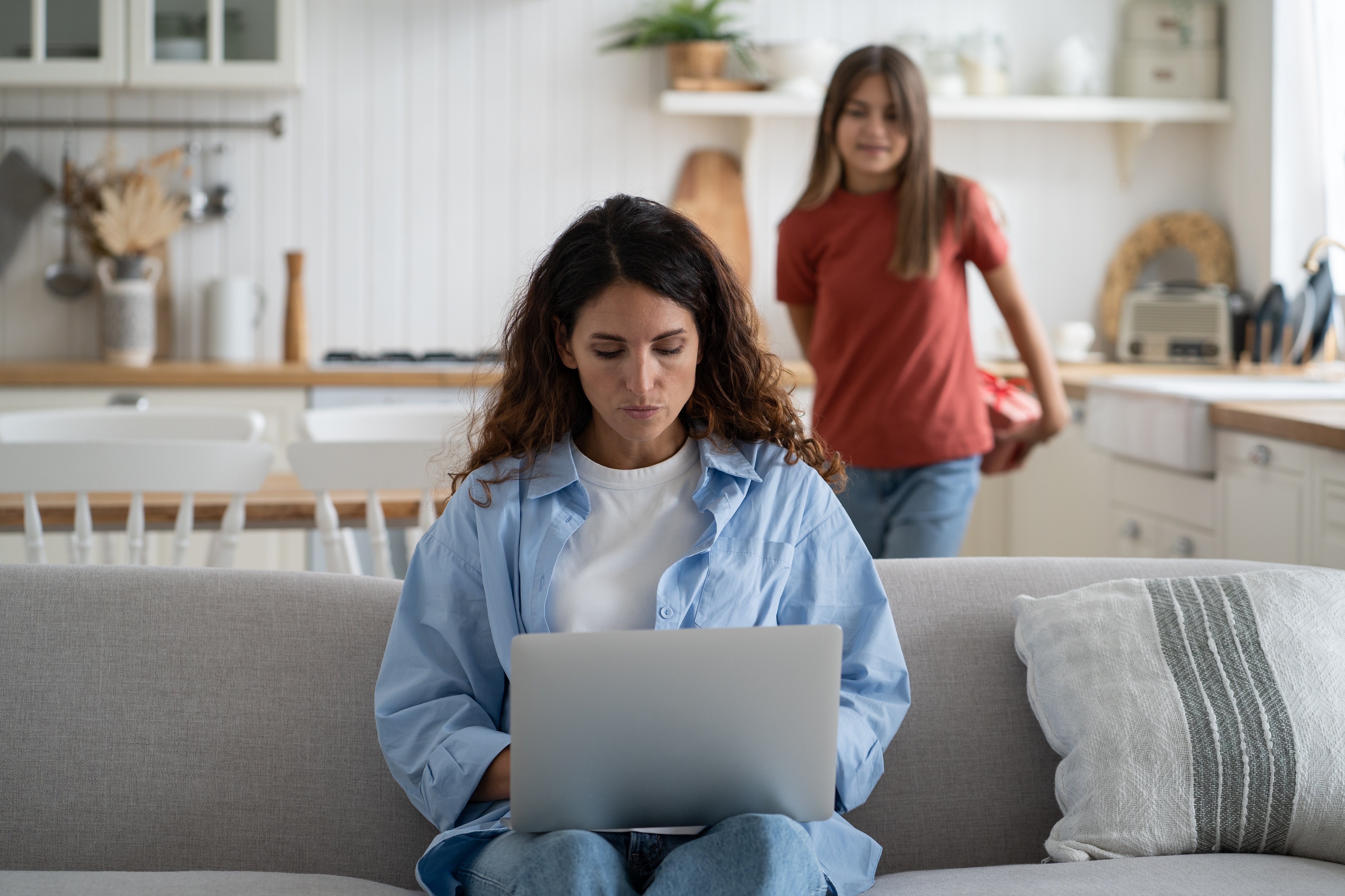 mamma che lavora al computer 