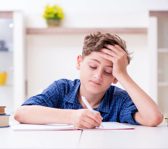 Niño estudiando